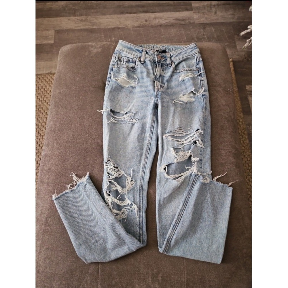 American Eagle Distressed Mom Jeans Light Wash Size 00 Raw Hem High Rise